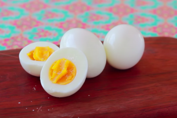 how to peel boiled eggs