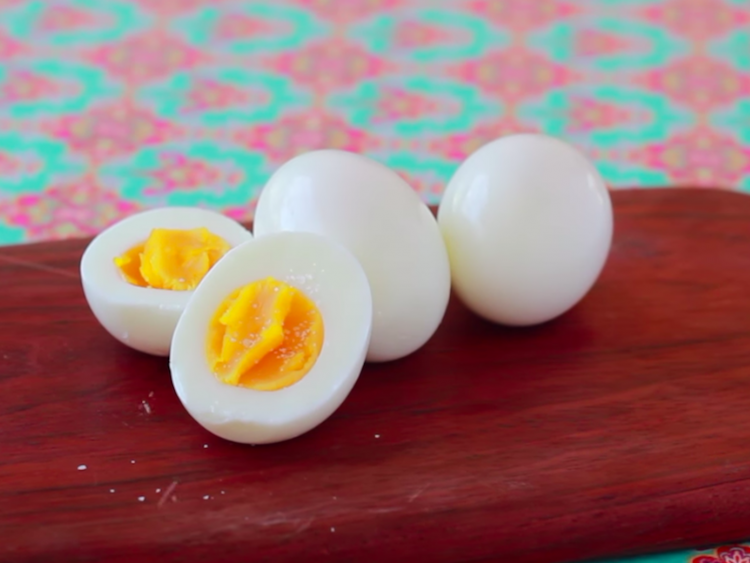 how to peel boiled eggs